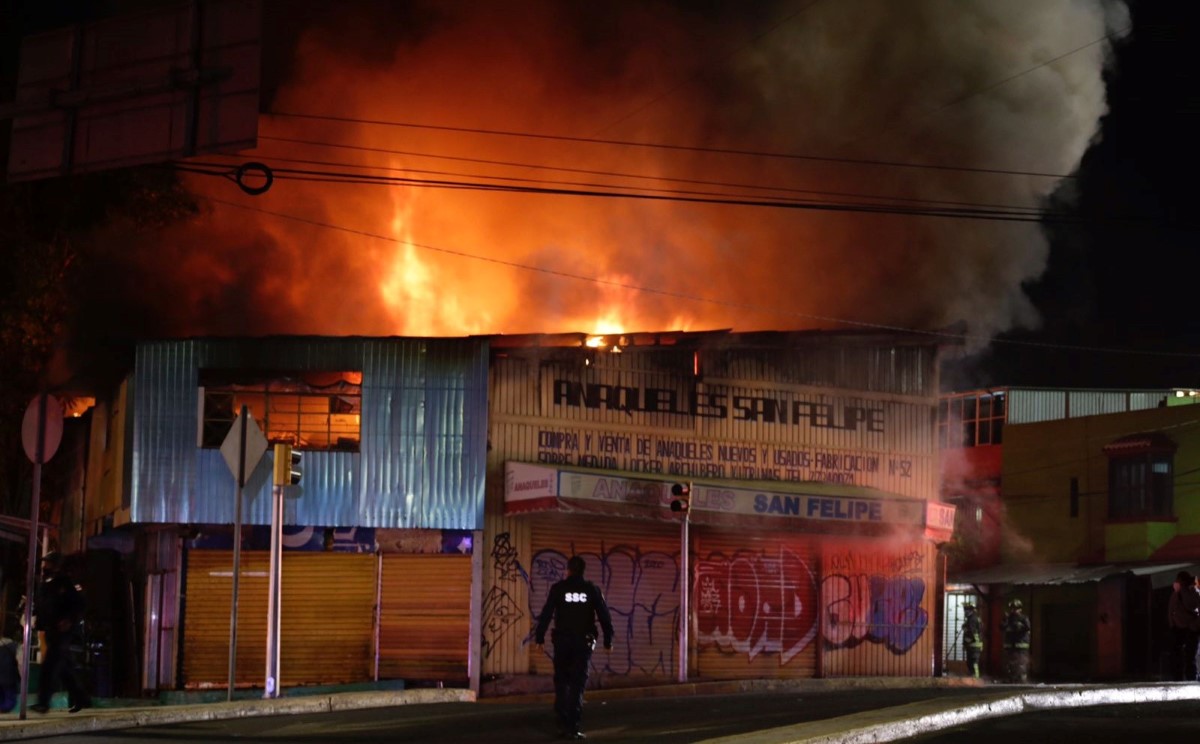 El fuego se originó dentro de la bodega en la GAM. | Enrique Luna