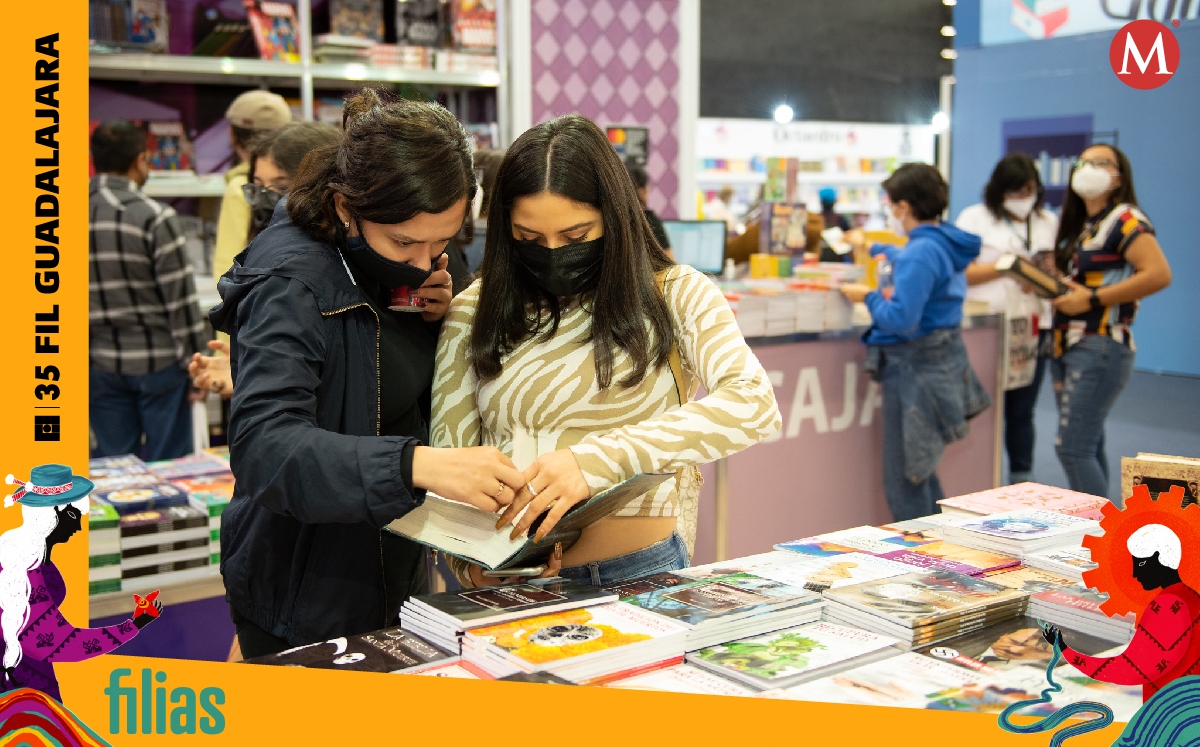 Dos lectoras inspeccionan un libro en la FIL. (Melinda Llamas | FIL)