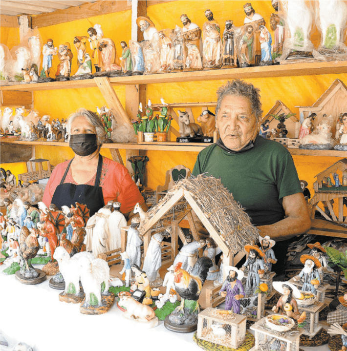 María Guadalupe Zapata, de 79 años, y Juan García, de 82, regresaron a la venta de artículos de Navidad este año. Raúl Palacios
