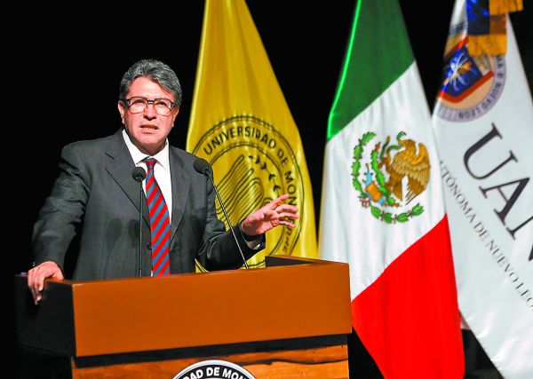 El senador platicó con estudiantes de la Universidad de Monterrey y de la UANL. Leonel Rocha