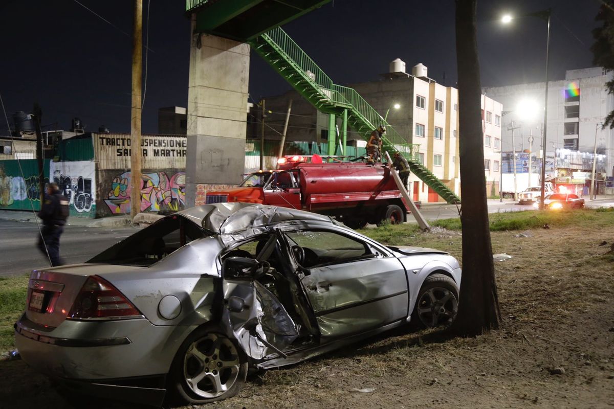 Automóvil choca contra poste por ir a exceso de velocidad | Enrique Luna