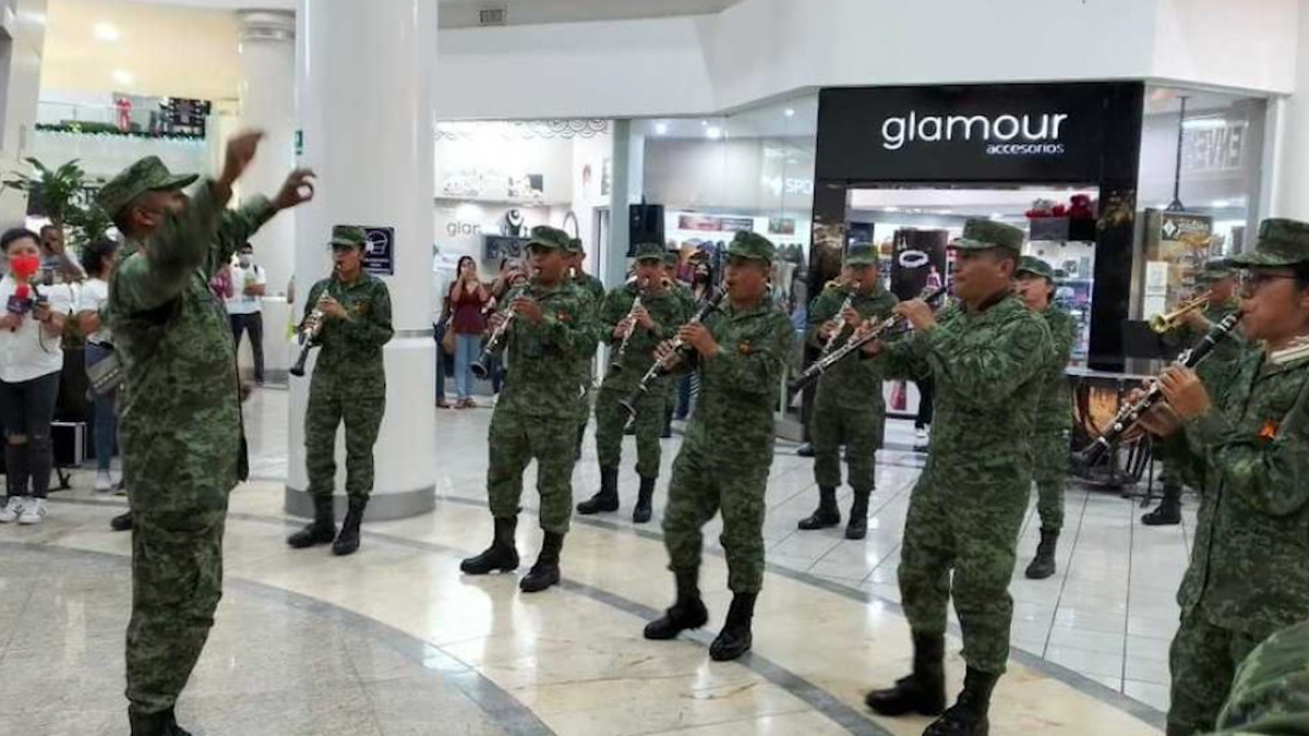 Ejército sorprende con concierto en plaza comercial de Mérida