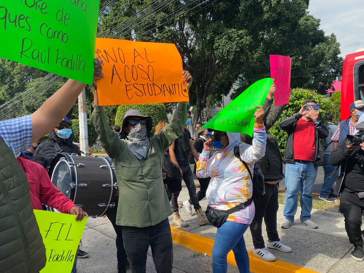 Estudiantes de UdeG se manifiestan a las afueras de la FIL (Pablo Nuñez)