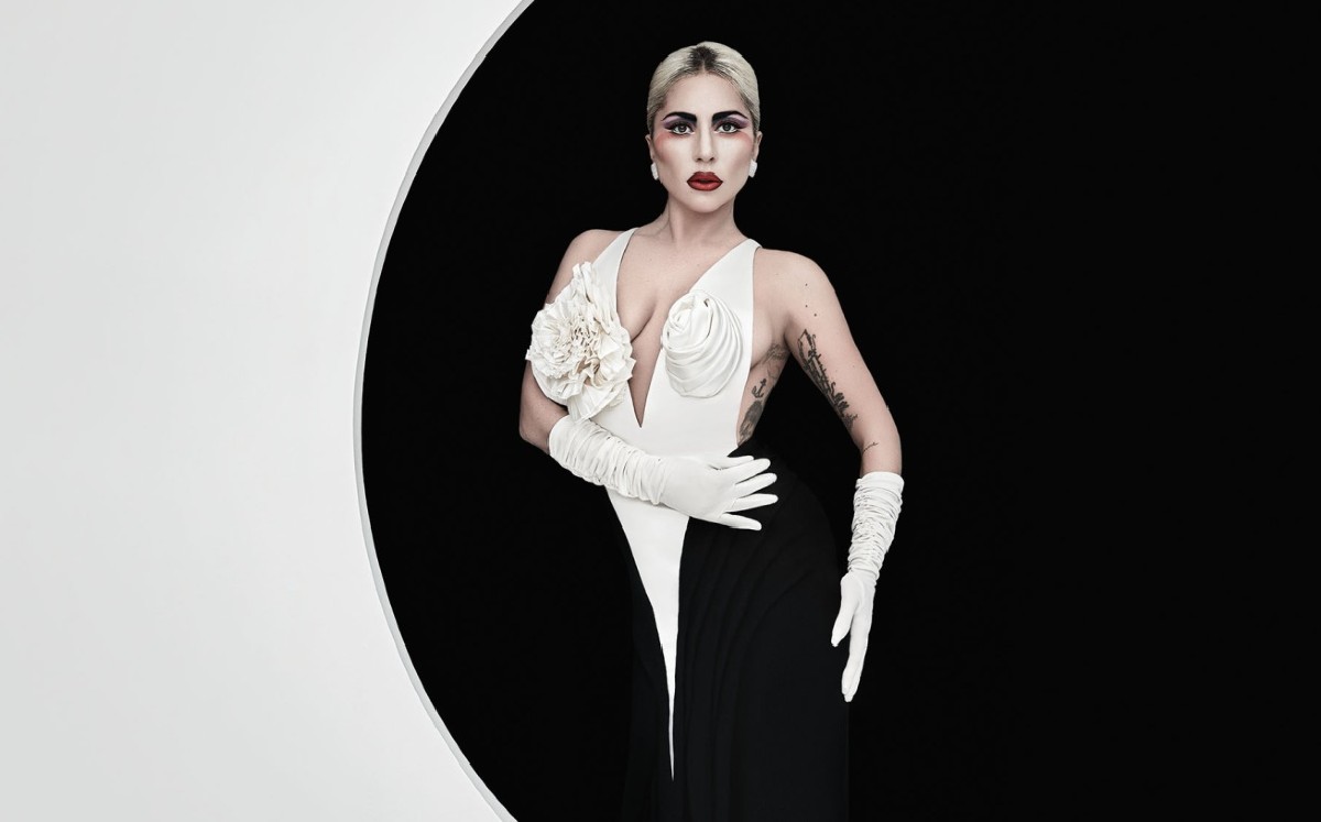 Gaga con un vestido Schiaparelli, pendientes Vhernier, guantes vintage | FOTO: AB + DM / The Hollywood Reporter