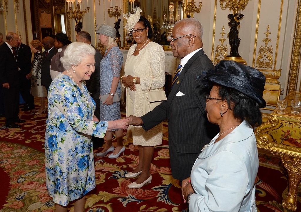 La entonces gobernadora de Barbados, Elliott Belgrave, junta a la Reina Isabel II. (AFP / Archivo)