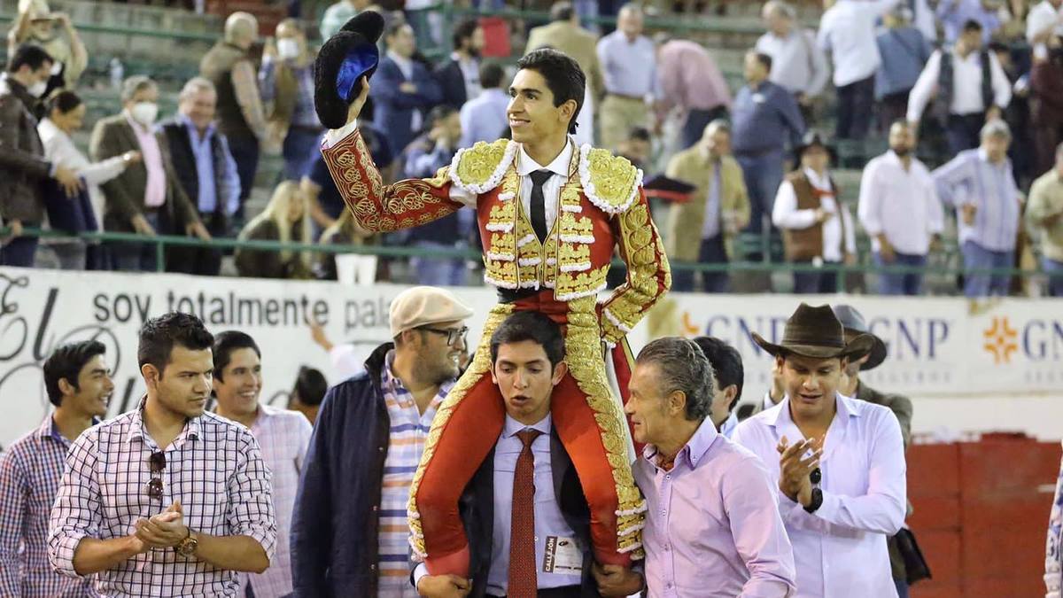 Héctor Gutiérrez tras el corte de dos orejas en la plaza de toros Nuevo Progreso (Cortesía)