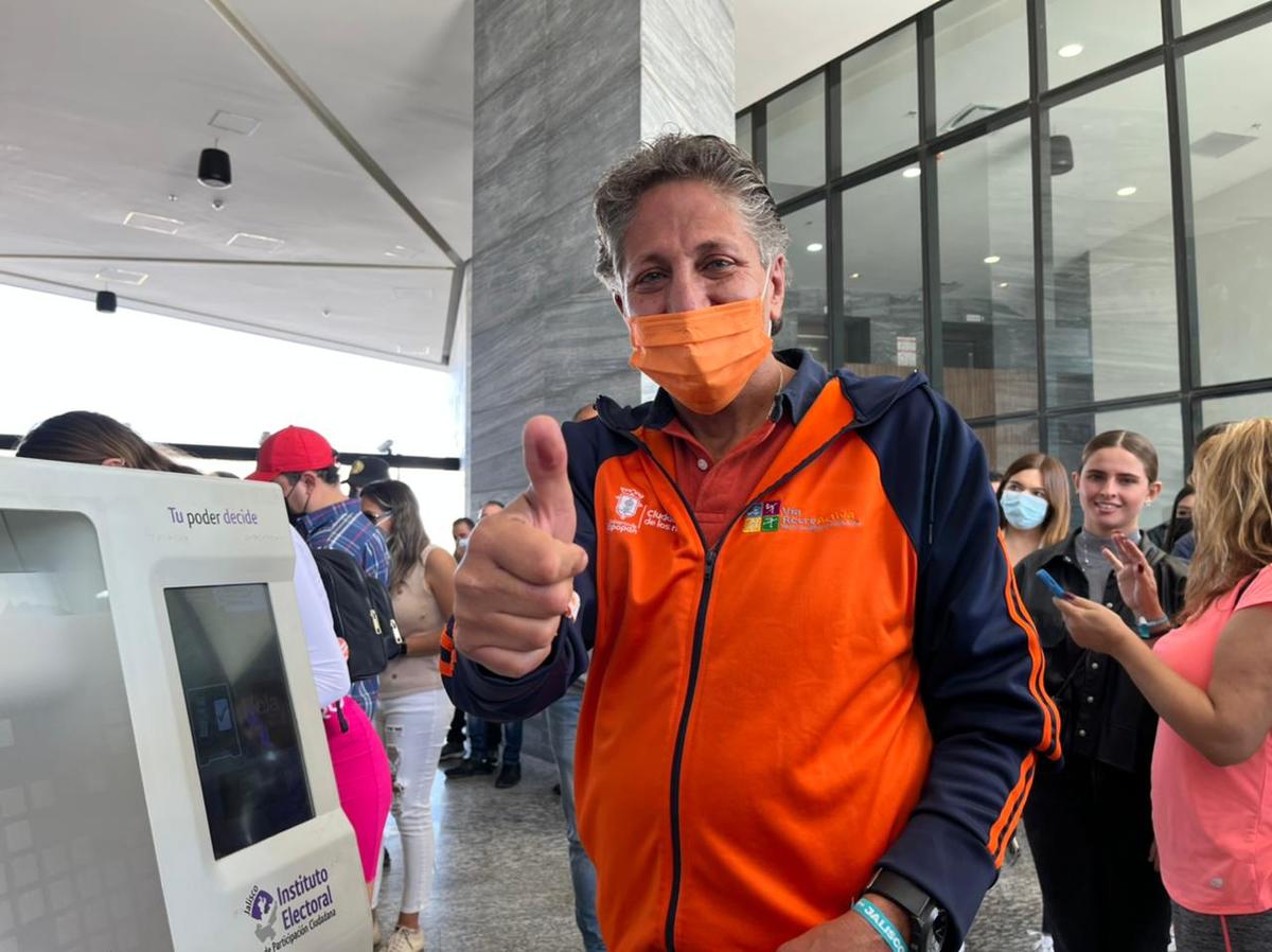 Juan José Frangie, emitió su voto en la Consulta Ciudadana. (Josefina Ruíz)