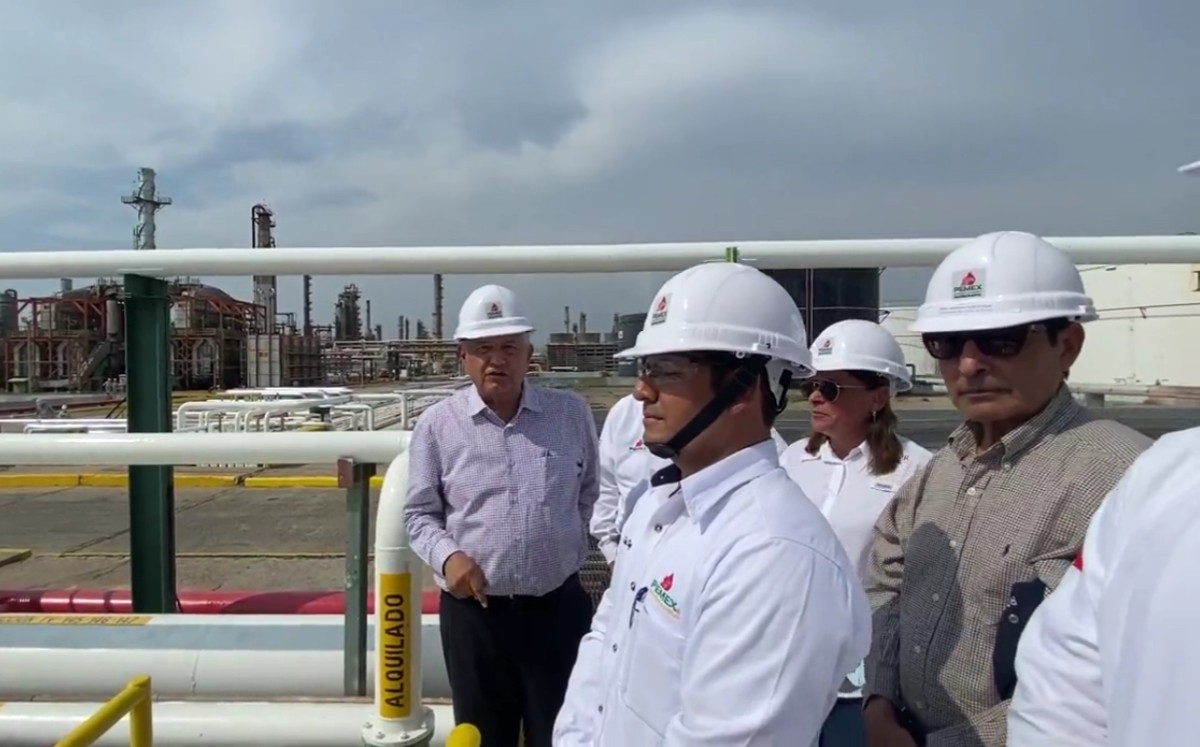 López Obrador durante una gira de trabajo en instalaciones de Pemex. | Captura