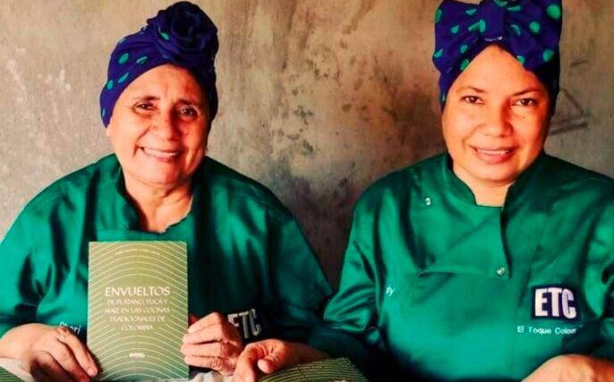 Zoraida ‘Chori’ Agamez y su hija Heidy Pinto con libro 'Envueltos' | FOTO: AFP