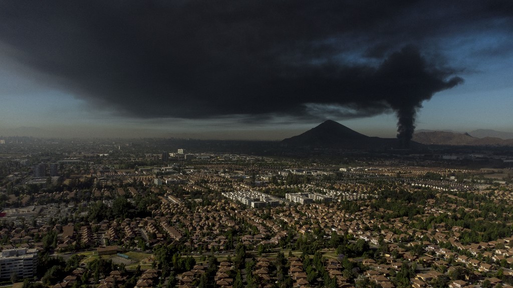 La capital de Chile registra una densa capa de aire en varios sectores. | AFP