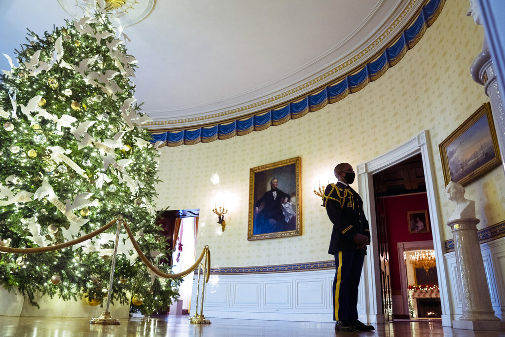 La Casa Blanca presentó su decoración navideña de este año. (AP)