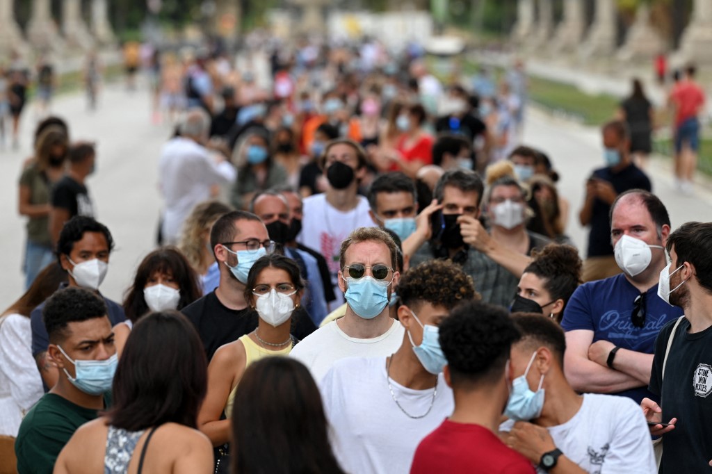 España está en alerta ante variante Omicron de covid-19. | AFP