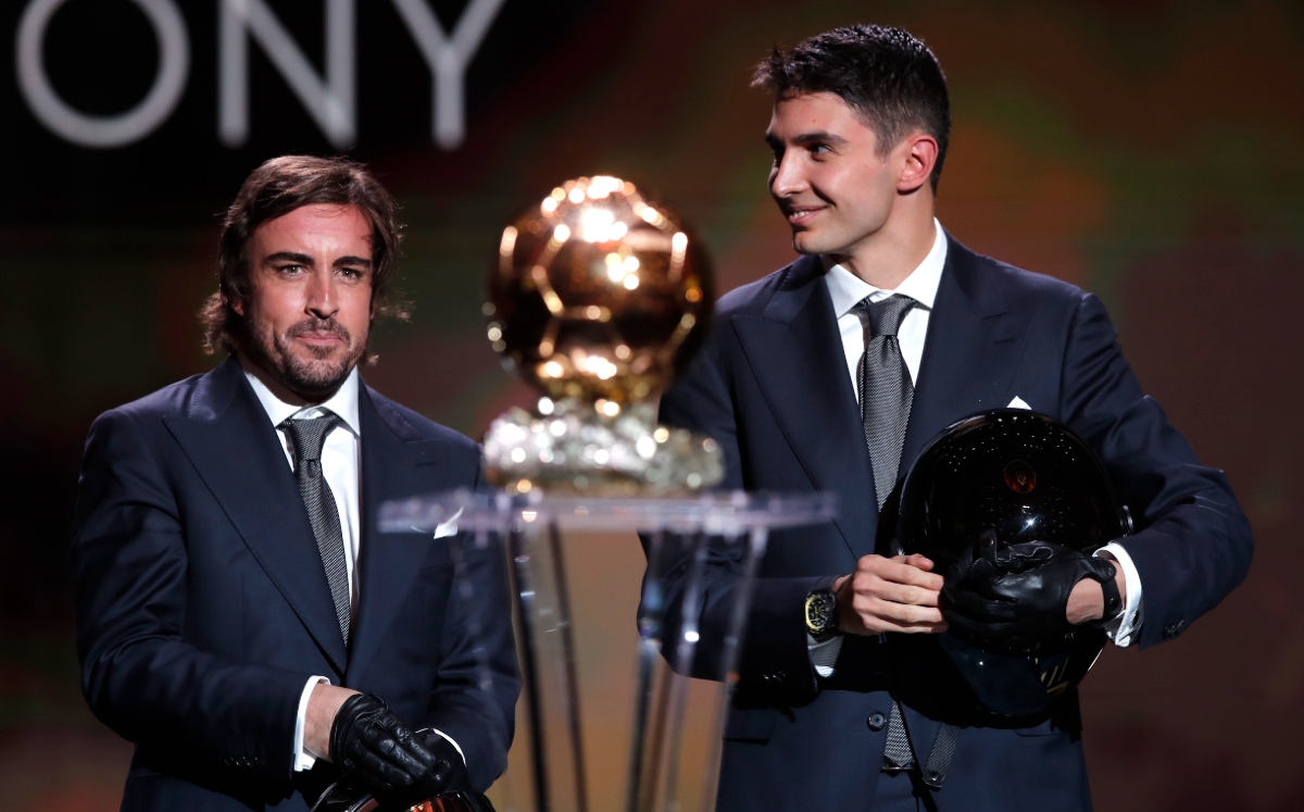 Fernando Alonso y Esteban Ocon entregan los trofeos del Balón de Oro 2021 (Reuters)
