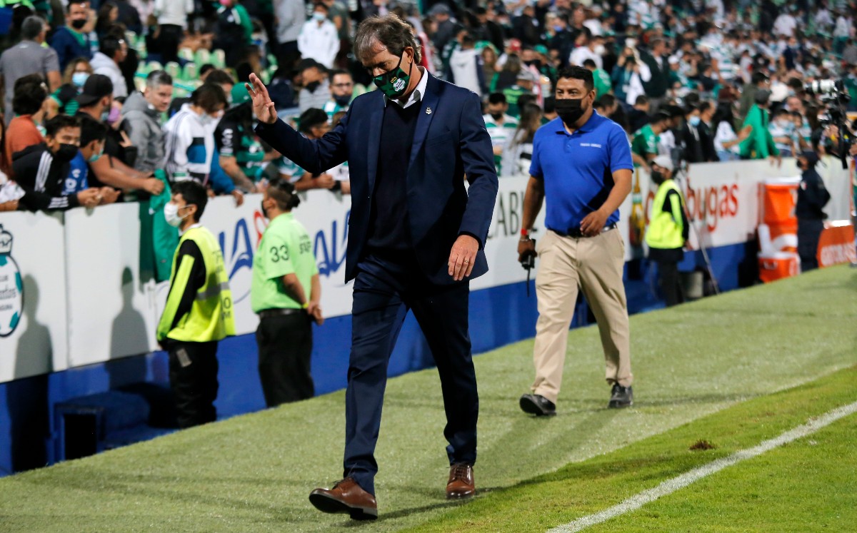 Guillermo Almada fue cesado como director técnico del Club Santos Laguna. (Mauricio Román)