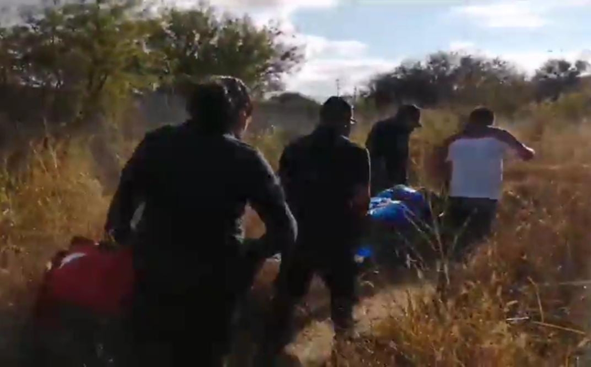 Indigente es transportado en camilla | Especial