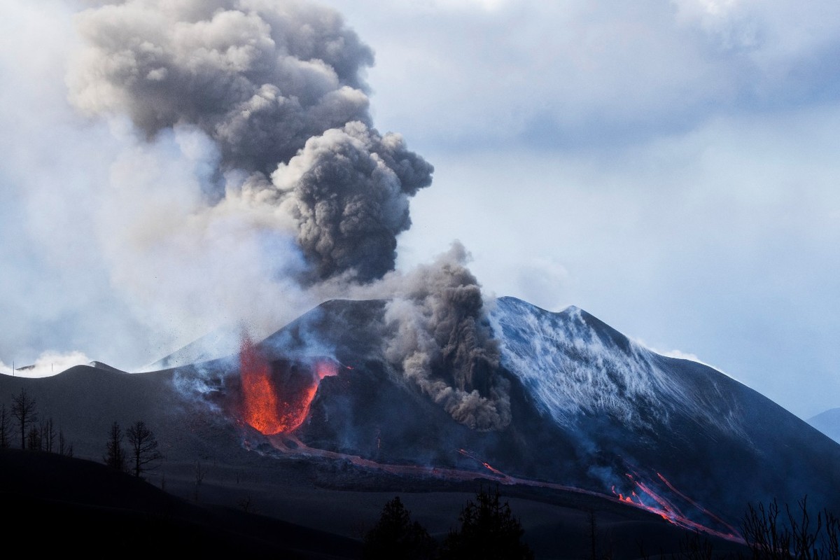 La lava del volcán se aproxima lentamente a La Laguna en La Palma | AFP