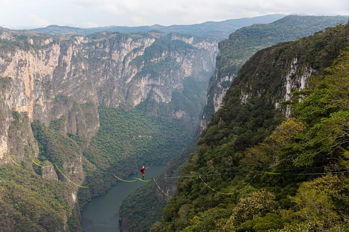 Alexander Schulz, es uno de los más grandes exponentes del deporte de aventura Highline. (Abraham Jiménez)