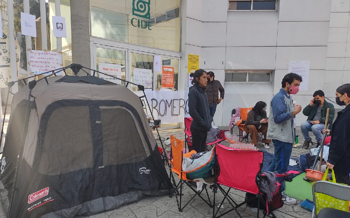 Los alumnos han instalado tiendas de campaña para mantener la toma de las instalaciones. | César Velázquez
