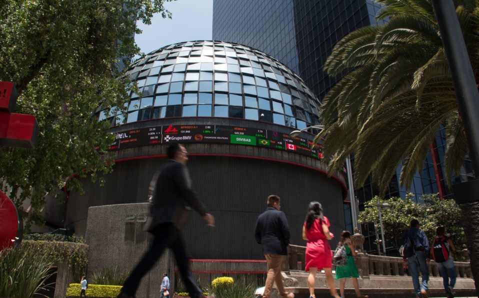 BMV retrocede por temor a que vacunas sean poco efectivas contra variante ómicron