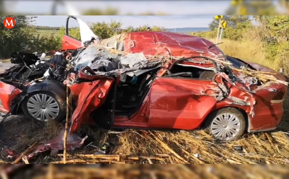 Coche es aplastado por camión cañero en carretera