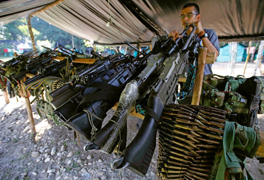 Las FARC llegaron a tener un poderoso armamento en la selva de Colombia. | Archivo, AP