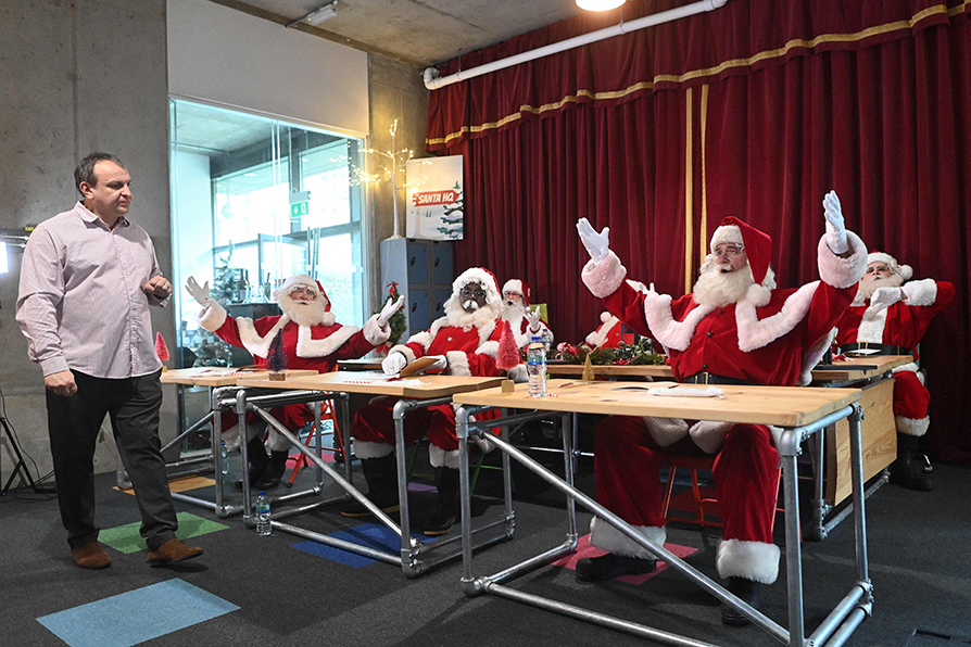 Se acerca la Navidad y un grupo de Santa Claus reciben clases en Londres las últimas instrucciones para encarnar como se debe