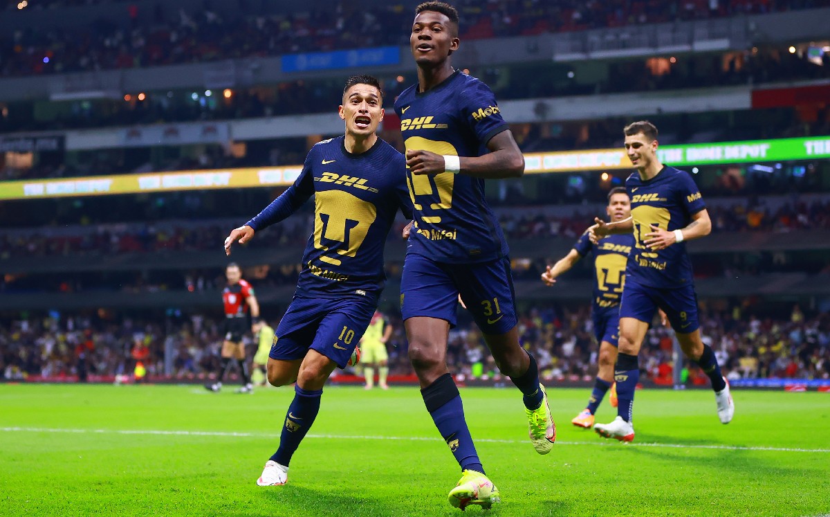 Jugadores de Pumas en festejo de gol (Imago7)