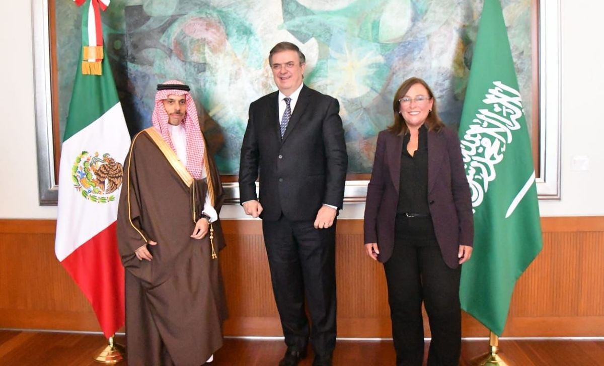 Marcelo Ebrard y Rocío Nahle durante una reunión con el ministro de Asuntos Exteriores del Reino de Arabia Saudita. (Tomada de @SRE_mx)