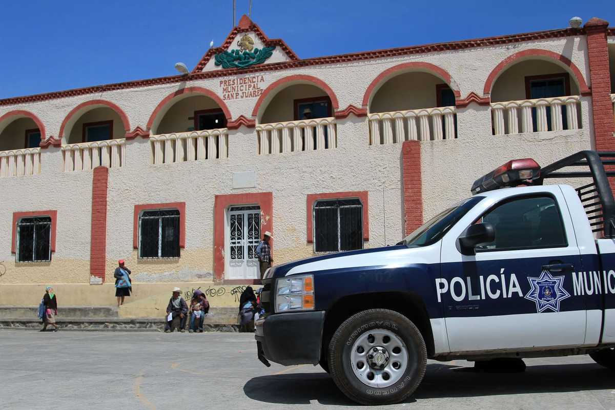 Una patrulla de la Policía municipal hace guardia frente a una presidencia auxiliar | Andrés Lobato