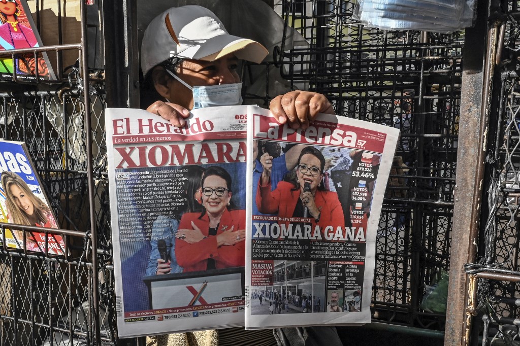 Los periódicos en Honduras reconocen la victoria parcial de Xiomara Castro. (AFP)