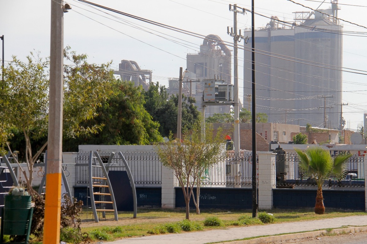 La producción de cemento puede ocasionar daños ambientales, sin embargo hay plantas que colindan con colonias.| Mauricio Román
