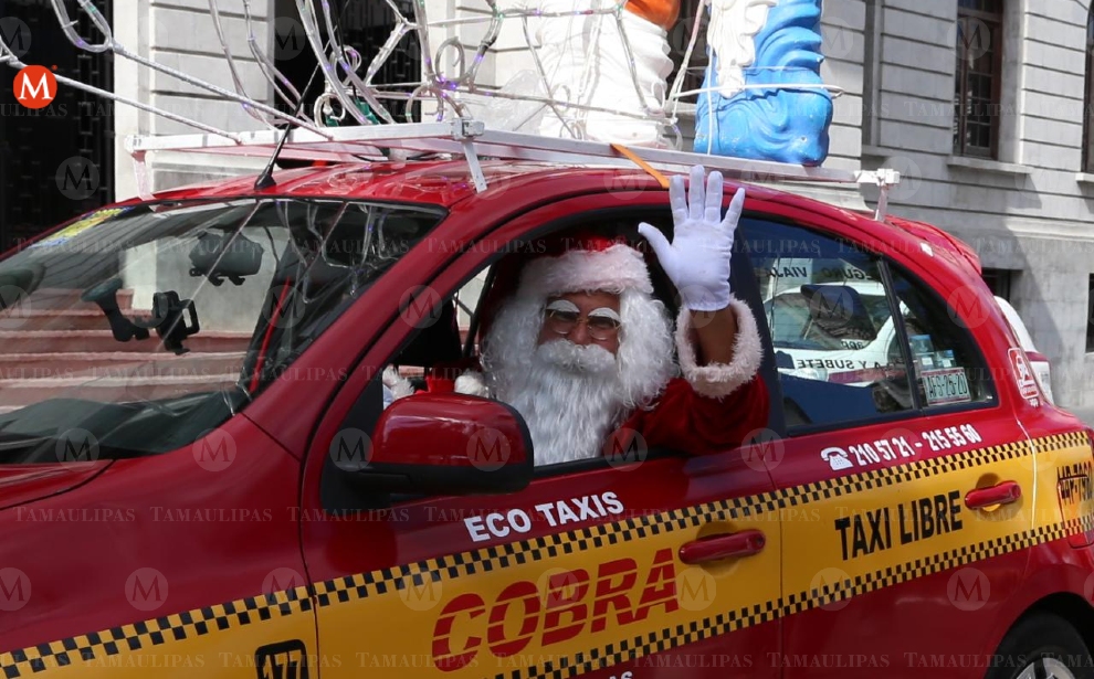 Santa Claus taxista alegra los dias de la población (Yazmín Sanchez)