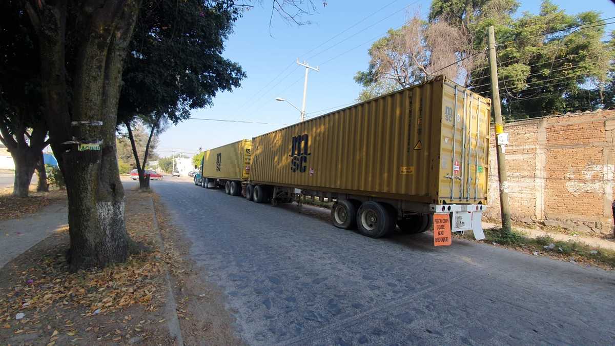 Tráiler recuperado con cargamento de tequila en Tlaquepaque (Juan Carlos Munguía)