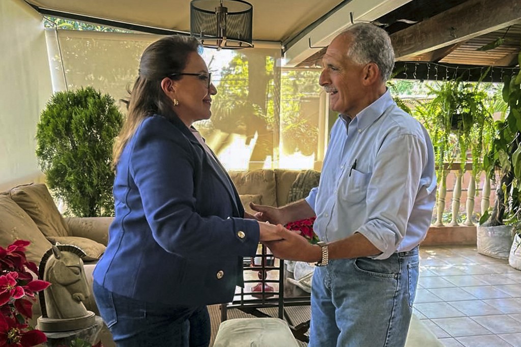 Xiomara Castro reuniéndose con el candidato opositor Nasry Asfura en su casa. (AFP)