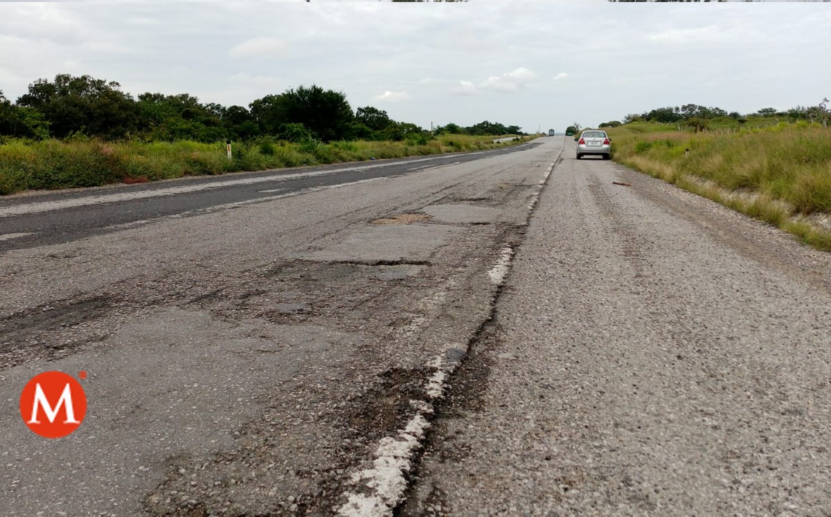 Carretera Alazán-Canoas en Veracruz, un peligro para automovilistas.