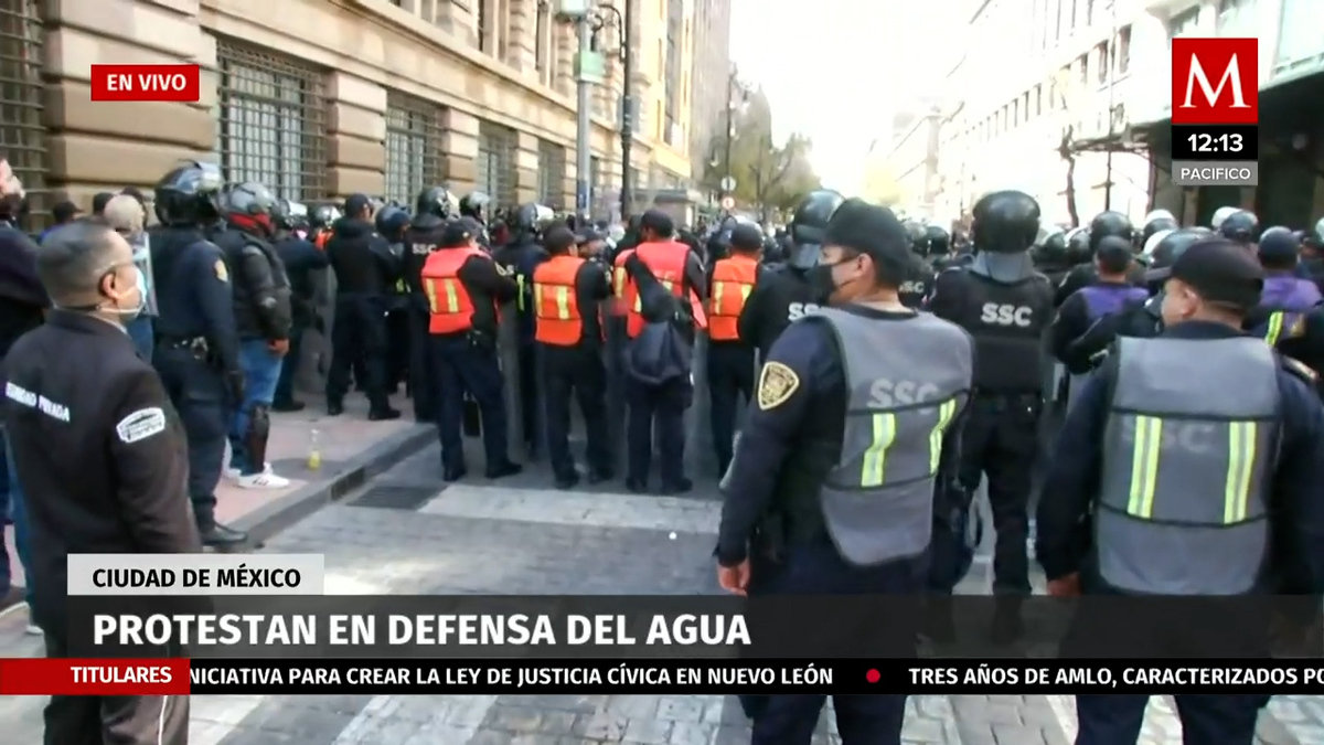 Un enfrentamiento de manifestantes protestan en defensa del agua en CDMX