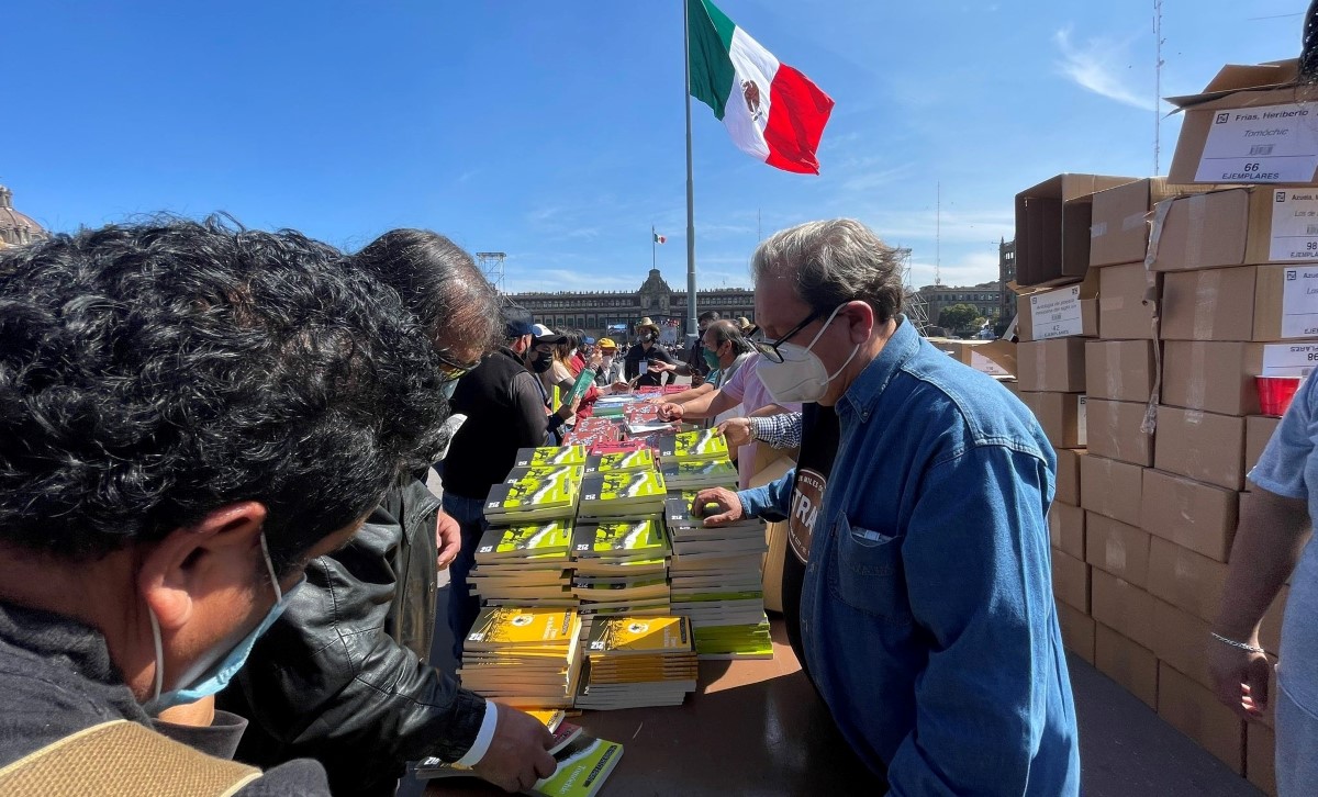 El FCE regaló libros previo al mensaje de AMLO en el Zócalo de CdMx. | Twitter  @Taibo2