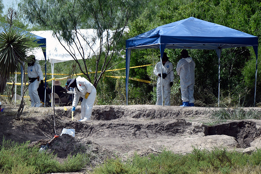 Forenses escarban la tierra en La Bartolina, lugar donde las autoridades han encontrado media tonelada de restos humanos desde 2017. | AFP