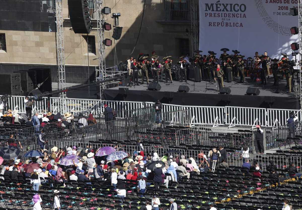 Mariachi de la Sedena inaugura evento de AMLO en el Zócalo | Araceli López