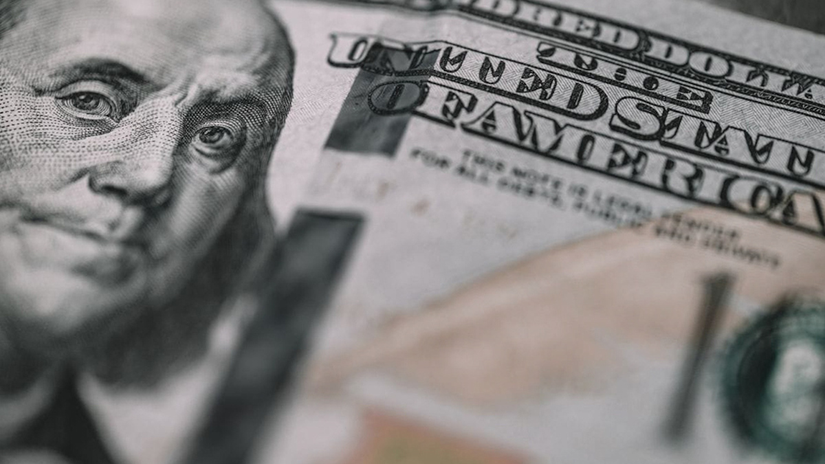 Peso gana en sesión, pero registra su peor caída mensual