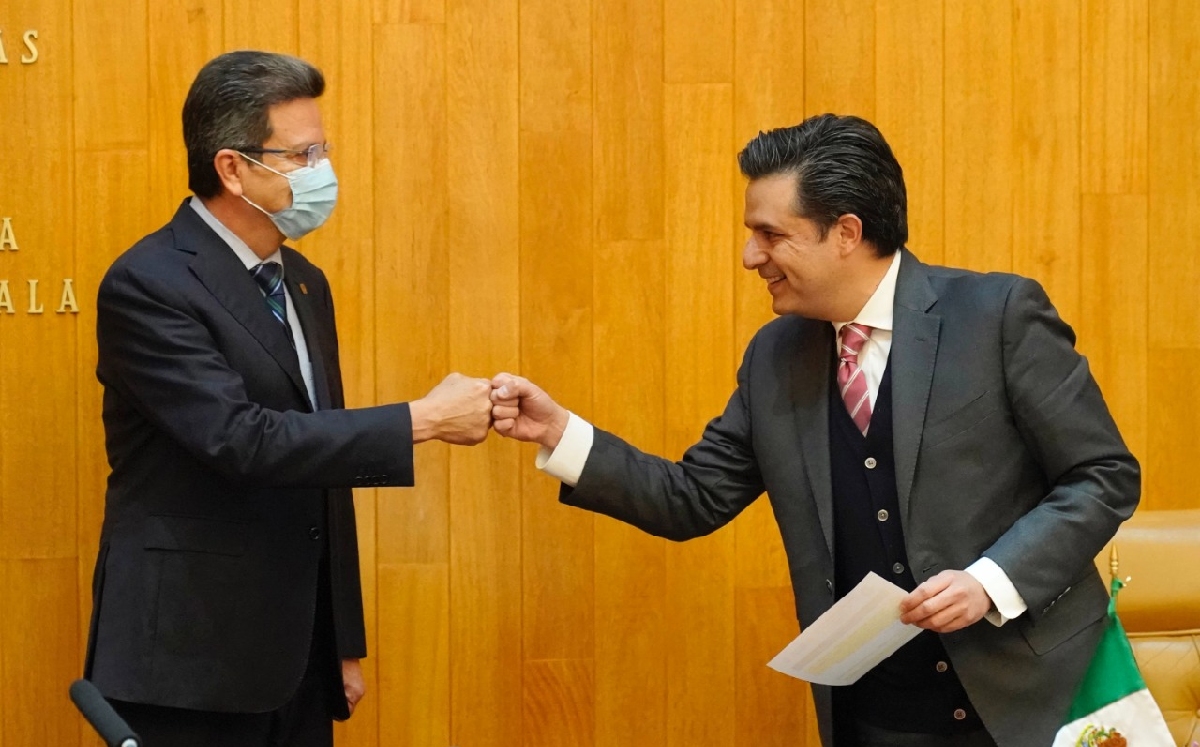 El doctor Borja Aburto junto con el director del IMSS, Zoé Robledo, durante su nombramiento. | Especial