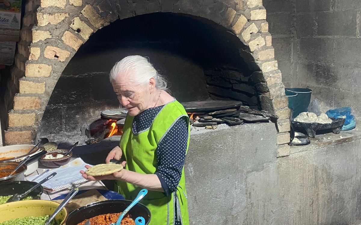 Doña Juanita, lleva más de 40 años vendiendo gorditas en Tula. (Antonio Hernández)