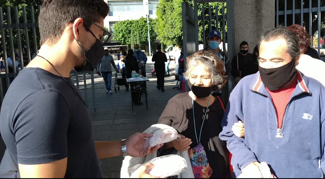Entregaron 100 lonches a personas que esperaban en el Hospital Civil de Guadalajara. (Roberto Hurtado)