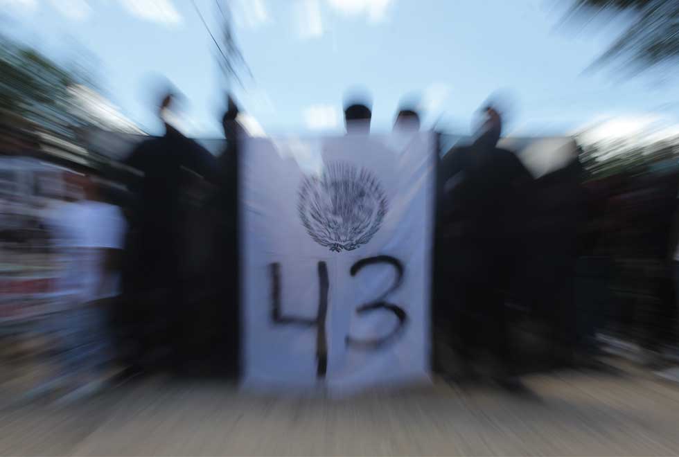 Marcha conmemorativa por los 43 estudiantes desaparecidos en Iguala; sus padres aún esperan.