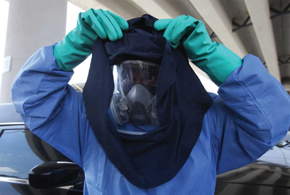 Un médico se prepara para atender a los enfermos, en la tercera ola de contagios de covid-19 en Pachuca.