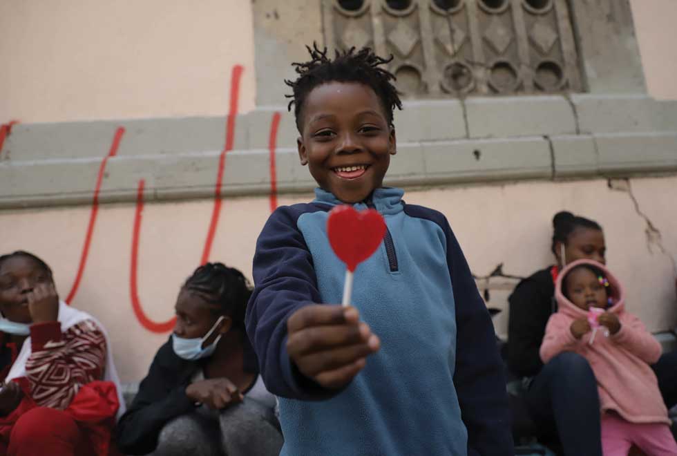 Un niño haitiano espera el sí a la solicitud de asilo que su familia hizo a México.