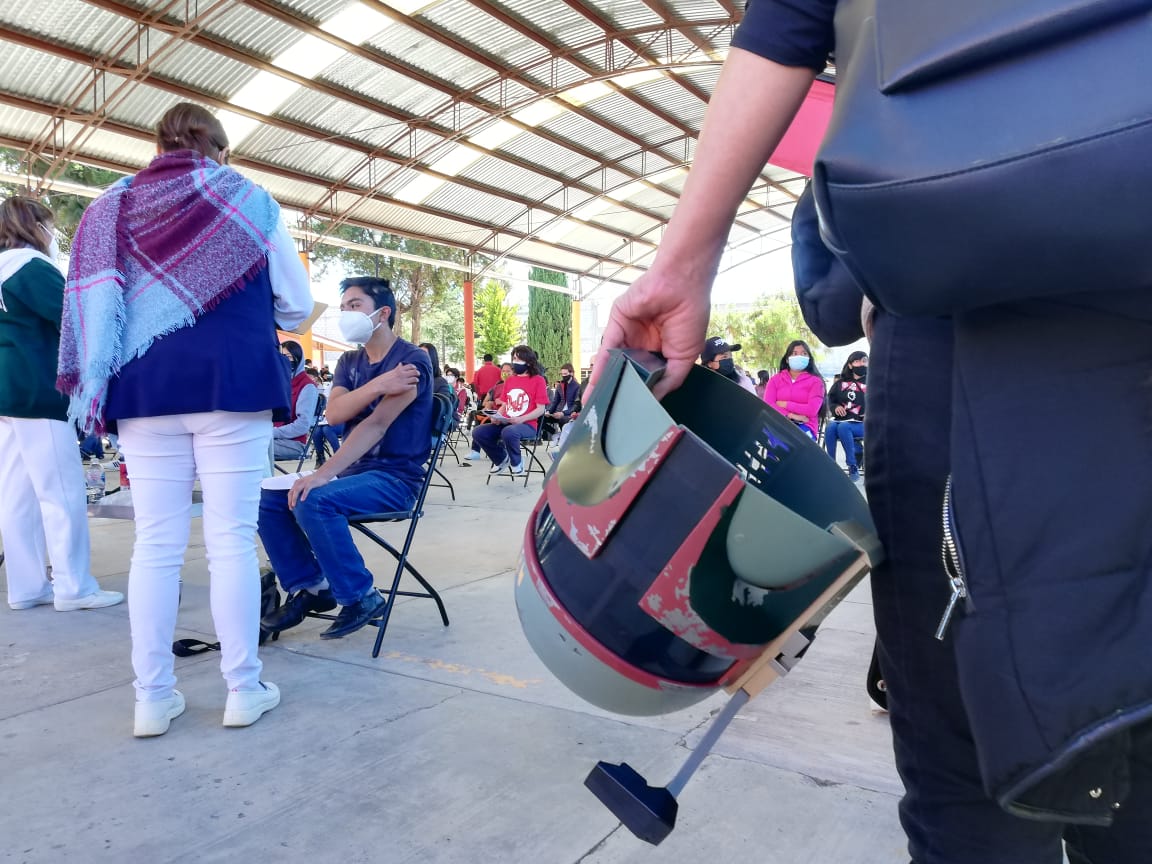 Padres de familia acompañan a sus hijos en la aplicación de la vacuna contra covid-19 en Pachuca (Alejandro Reyes)