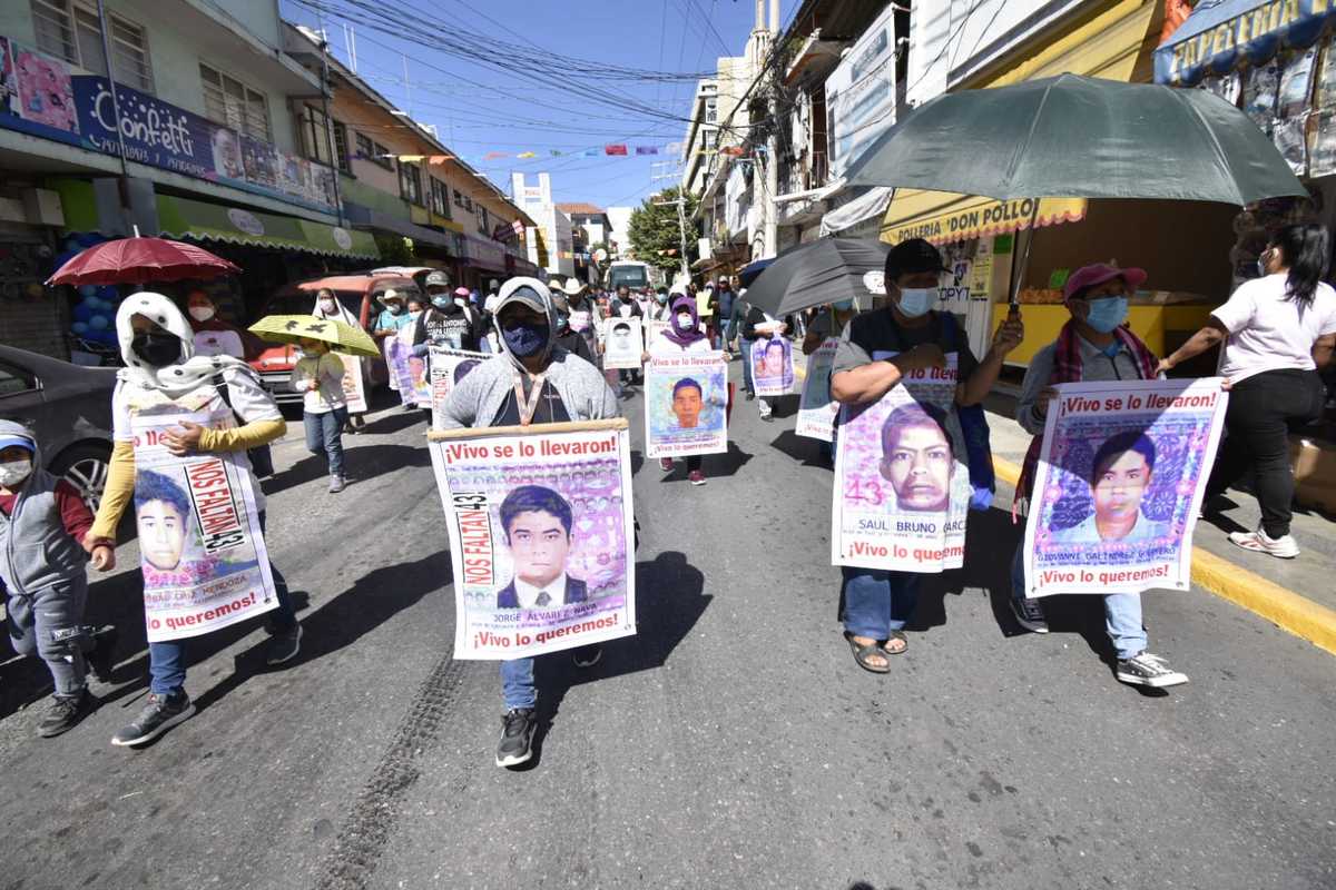 Los padres de los 43 normalistas de Ayotzinapa estuvieron presentes en la protesta. (Especial)