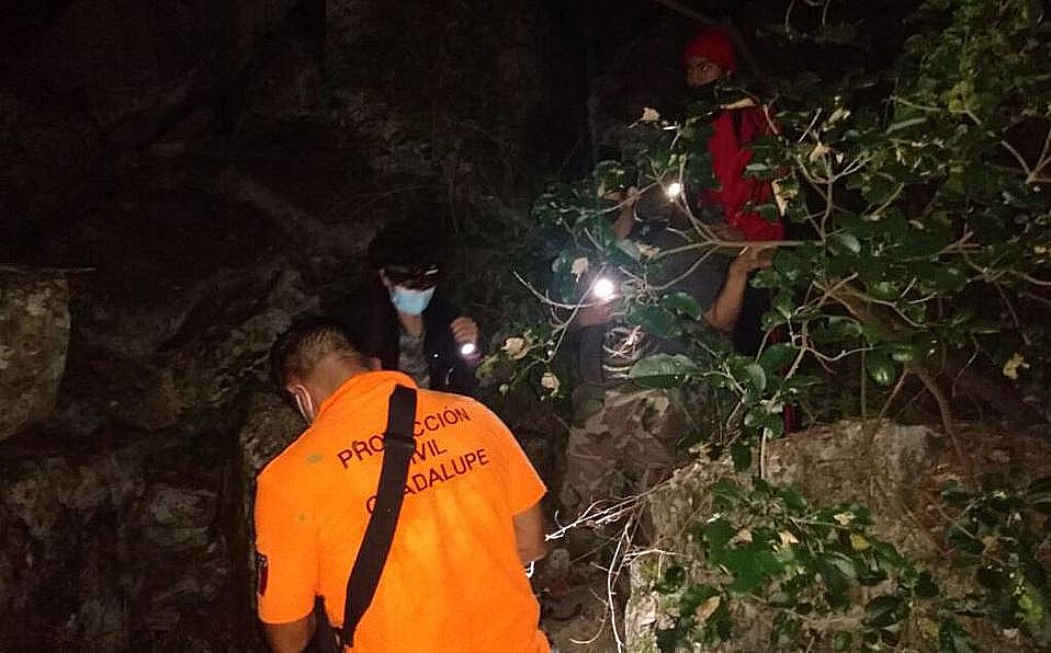 Rescatan a jóvenes extraviados en el Cerro de la Silla. Foto: Especial.