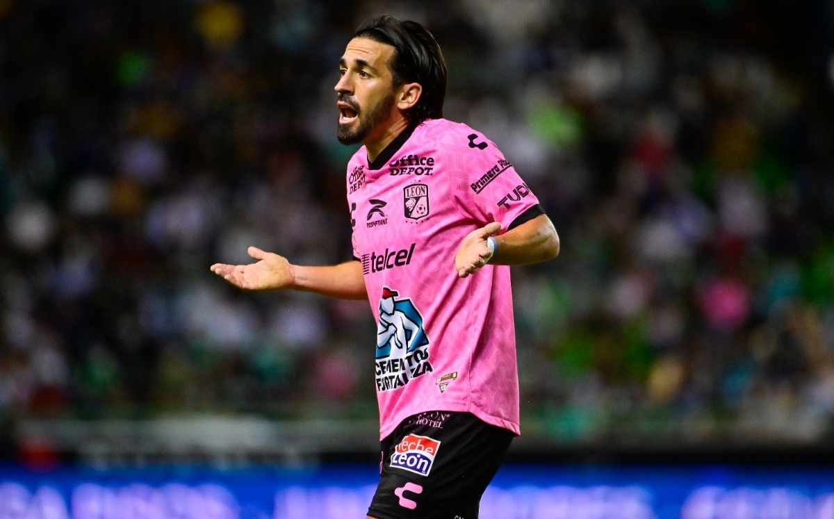 El roce de Fernando Navarro y el Puebla por el gol en fuera de lugar de Tigres (Imago 7)